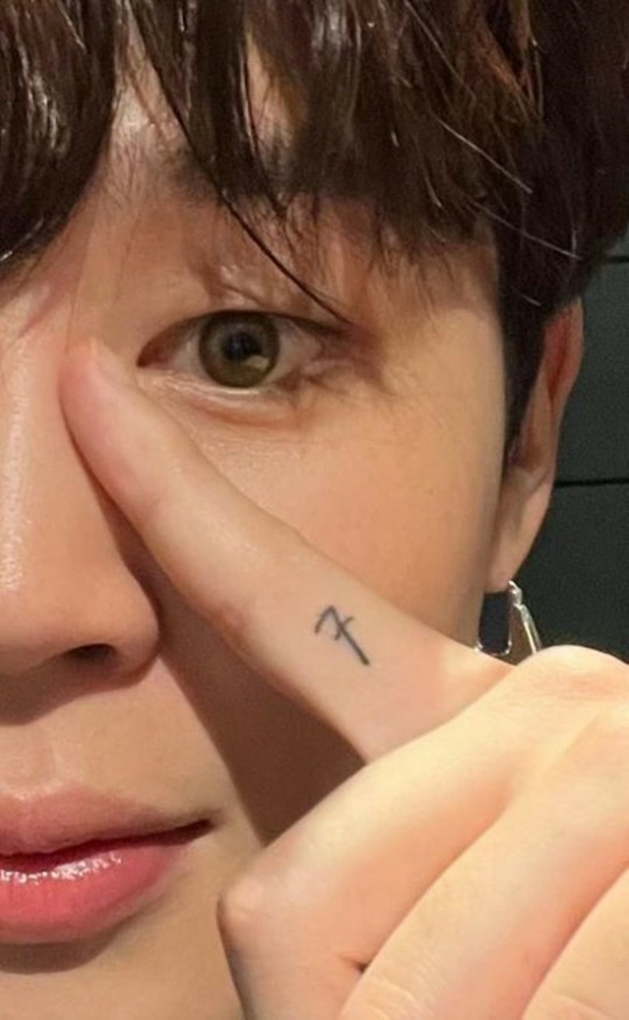 BTS BTS Jimin Revela Tatuaje De Amistad Claro En Los Dedos K Pop